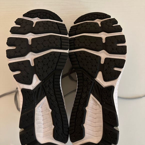 ASICS running shoe - Picture 3 of 3